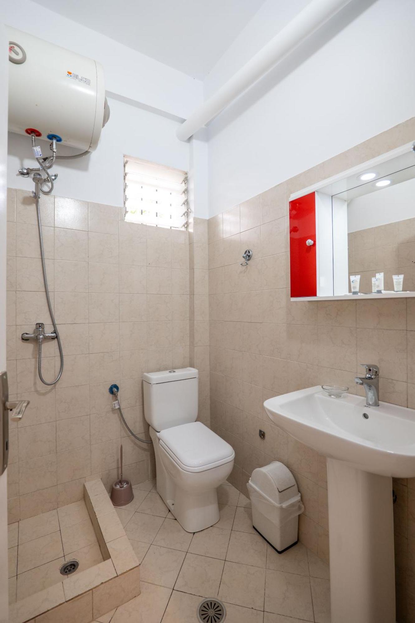 Hoteleks Inn & Suites Sarandë 外观 照片