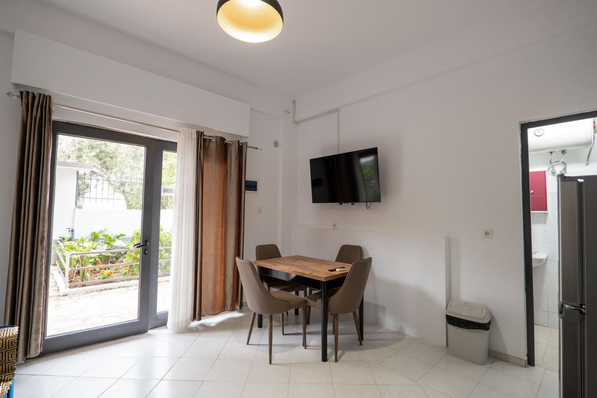 Hoteleks Inn & Suites Sarandë 外观 照片