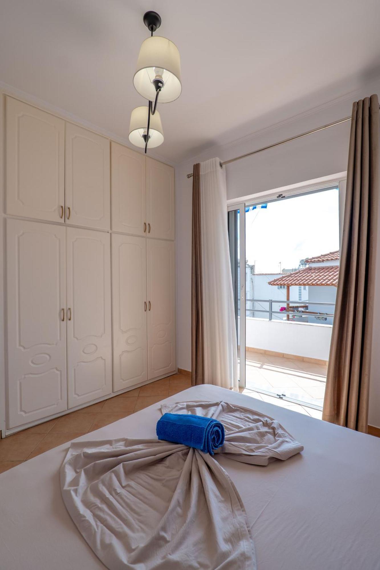 Hoteleks Inn & Suites Sarandë 外观 照片
