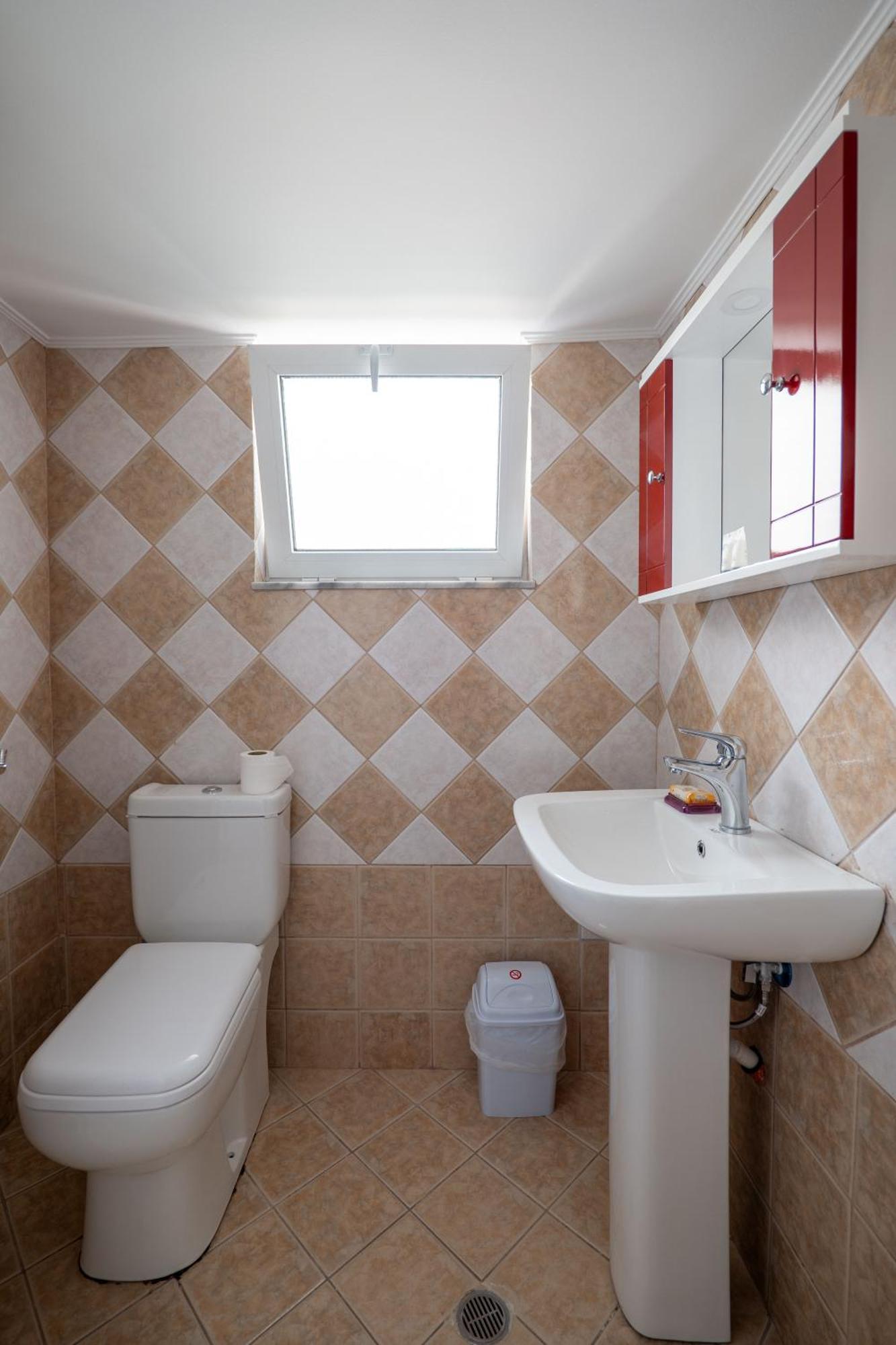 Hoteleks Inn & Suites Sarandë 外观 照片
